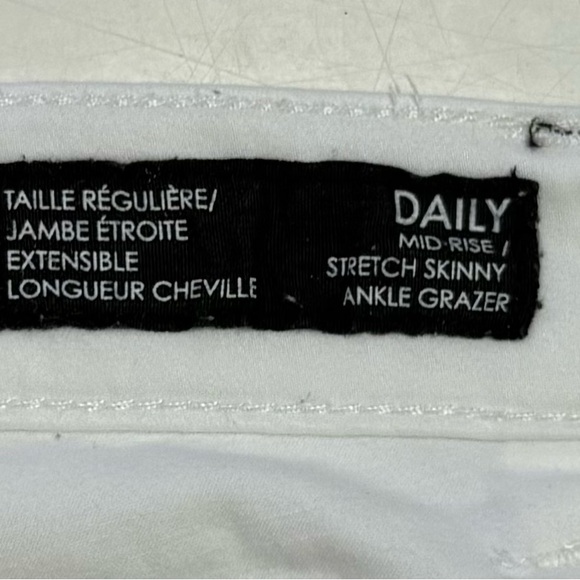BUFFALO DAVID BITTON DAILY WHITE JEANS
mid-rise Size 10 or 30 - Picture 5 of 9